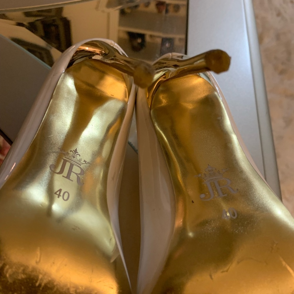 βββ SOLD βββ JESSICA RICH White and Gold pumps Size 10 - Picture 6 of 6